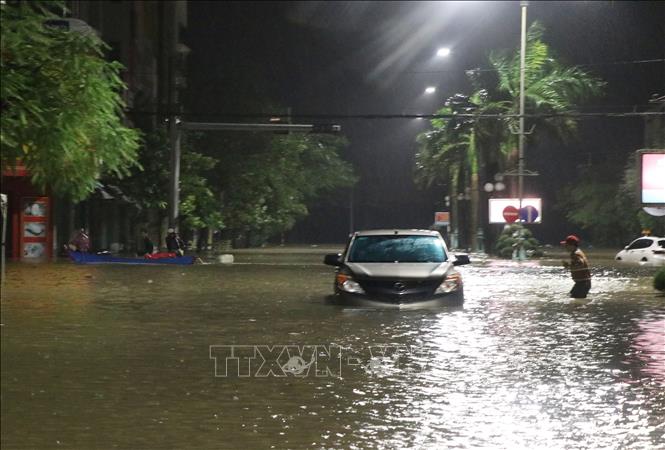 Nước lũ dâng cao gây ngập tuyến đường Hùng Vương, thành phố Tuy Hòa. Ảnh: Phạm Cường-TTXVN