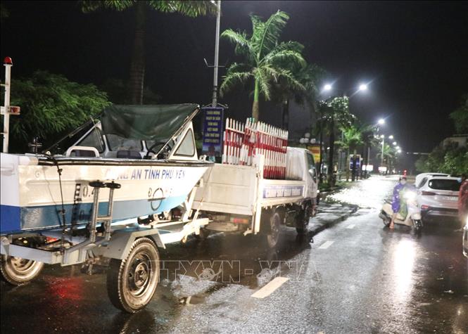 Công an tỉnh Phú Yên sử dụng ca nô, lực lượng chốt trực tại khu vực ngập sâu trên đường Hùng Vương để sẵn sàng ứng phó sự cố. Ảnh: Phạm Cường-TTXVN