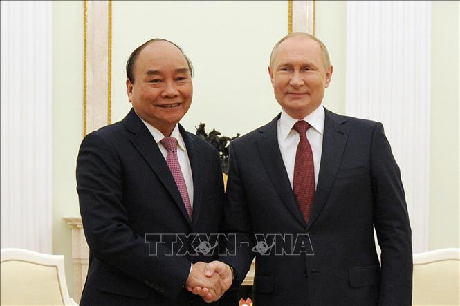 Tổng thống Nga Vladimir Putin đón Chủ tịch nước Nguyễn Xuân Phúc. Ảnh: TTXVN