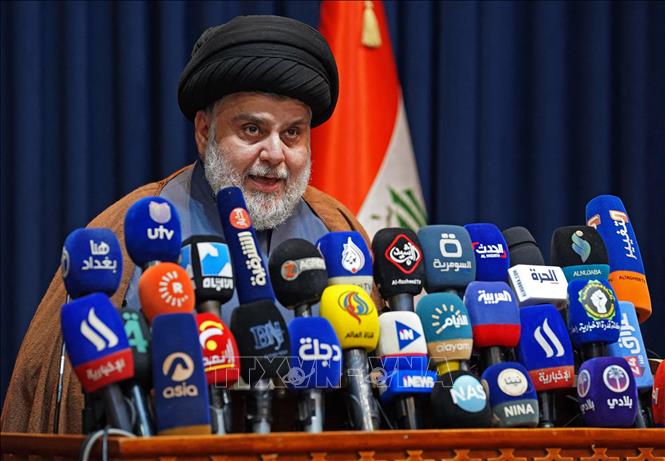 Trong ảnh: Giáo sĩ Hồi giáo theo dòng Shiite ở Iraq, Moqtada Sadr, trong cuộc họp báo tại thành phố Najaf ngày 18/11/2021. Ảnh: AFP/TTXVN
