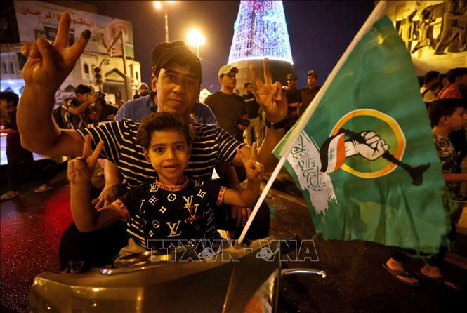 Trong ảnh: Những người ủng hộ Giáo sĩ Hồi giáo theo dòng Shiite ở Iraq, Moqtada al-Sadr, mừng chiến thắng tại quảng trường Tahrir ở thủ đô Baghdad, sau khi kết quả bầu cử Quốc hội được công bố, ngày 11/10/2021. Ảnh: AFP/TTXVN