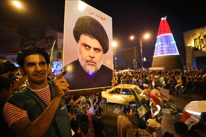 Trong ảnh: Những người ủng hộ Giáo sĩ Hồi giáo theo dòng Shiite ở Iraq, Moqtada al-Sadr, mừng chiến thắng tại quảng trường Tahrir ở thủ đô Baghdad, sau khi kết quả bầu cử Quốc hội được công bố, ngày 11/10/2021. Ảnh: AFP/TTXVN