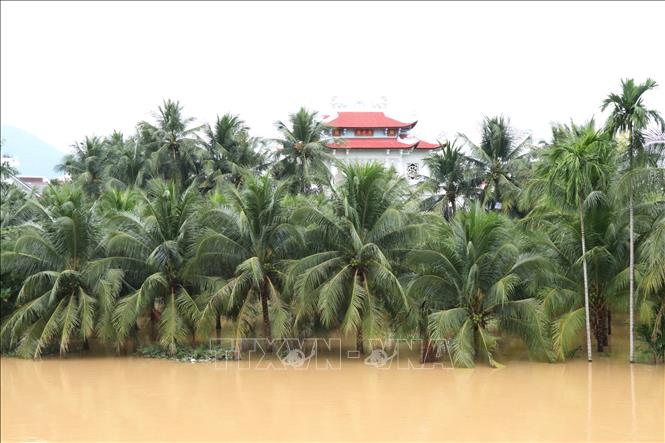 Một khu vực ngoại ô của thành phố Nha Trang bị ngập sâu trong nước. Ảnh: Tiên Minh - TTXVN