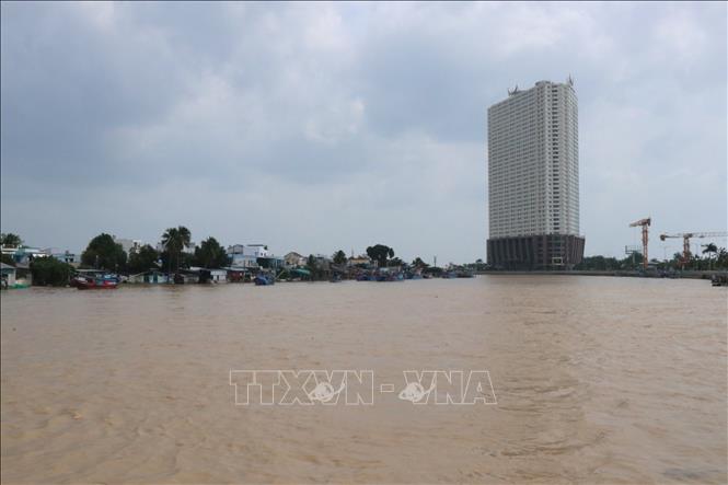 Nước lũ trên sông Cái Nha Trang trong ngày 1/12/2021. Ảnh: Tiên Minh - TTXVN