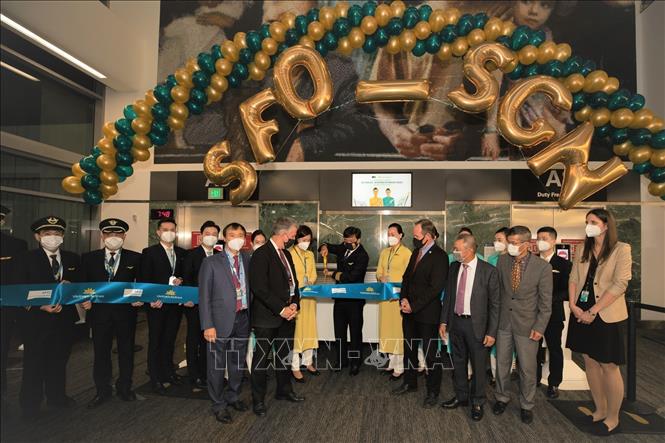 Photo: Delegates cut the ribbon to open the direct route at the San Francisco Airport. VNA Photo
