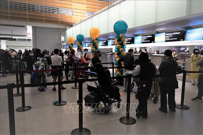 Photo: Passengers check in at the San Francisco Airport. VNA Photo