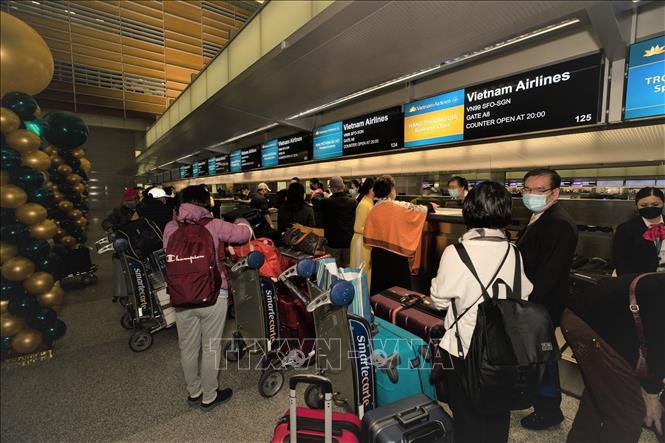 Photo: Passengers check in at the San Francisco Airport. VNA Photo