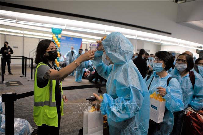 Photo: Passengers get on board at the San Francisco Airport. VNA Photo