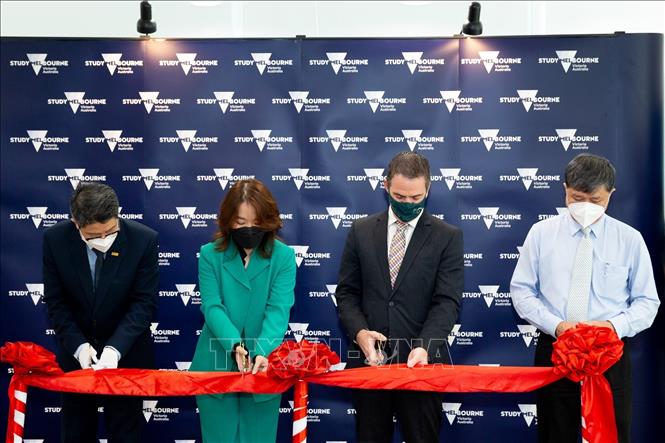 Photo: Delegates cut the ribbon to open the centre. VNA Photo: Thu Hoài