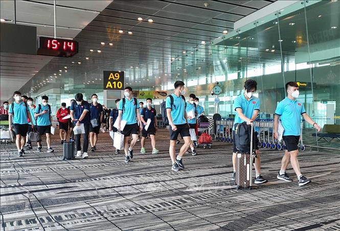 Photo: Vietnamese team arrives at the Changi Airport./.