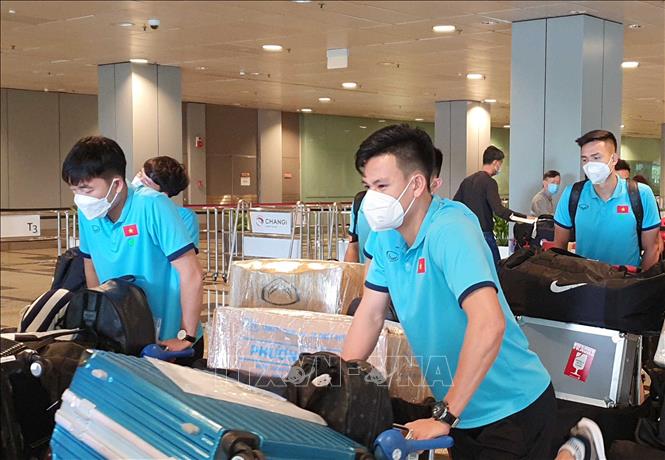 Photo: Vietnamese team arrives at the Changi Airport./.