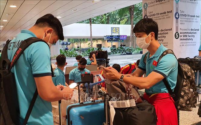 Photo: Vietnamese team arrives at the Changi Airport./.