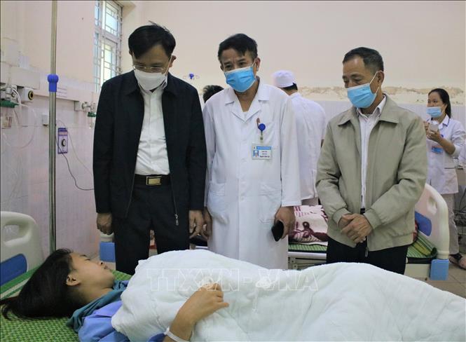 Trong ảnh: Lãnh đạo huyện Hoằng Hóa thăm hỏi, động viên các cháu học sinh trong sáng 2/12. Ảnh: Hoa Mai - TTXVN