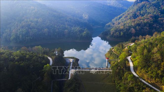 Trong ảnh: Toàn cảnh Hồ Bản Viết ở xóm Bản Viết, xã Phong Châu, huyện Trùng Khánh, tỉnh Cao Bằng. Ảnh: Hà Cương-TTXVN phát.