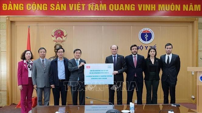Photo: Deputy Minister of Health Tran Van Thuan (fourth from left) and Argentinean Ambassador to Vietnam Luis Pablo Maria Beltramino (fourth from right) at the handover ceremony. VNA Photo: Cương Quyết