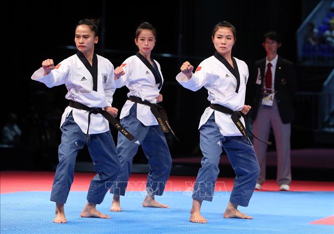 Châu Tuyết Vân (giữa) cùng các đồng đội xuất sắc đoạt HCV nội dung quyền đồng đội nữ của môn Taekwondo tại SEA Games 29 ở Malaysia (8/2017). Ảnh: Quốc Khánh – TTXVN