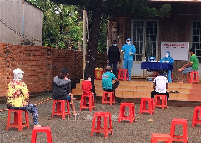 Trong ảnh: Trung tâm Y tế huyện Bù Gia Mập lấy mẫu xét nghiệm người dân trong khu phong tỏa thôn Bình Hà 2. Ảnh: TTXVN phát