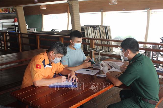 Photo: Procedures to hand over the sailors are conducted by relevant authorities./.
