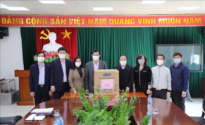 Trong ảnh: Đoàn kiểm tra trao tặng khẩu trang cho THPT chuyên Nguyễn Huệ, quận Hà Đông. Ảnh: Thanh Tùng - TTXVN 