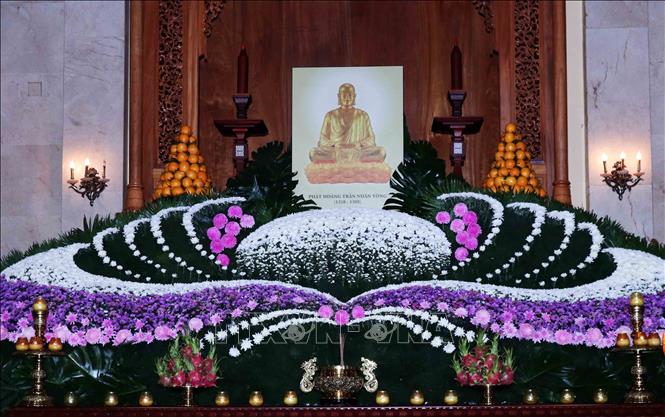 Trong ảnh: Dâng hoa, dâng hương tưởng niệm trước di ảnh Đức vua- Phật hoàng Trần Nhân Tông. Ảnh: Xuân Khu- TTXVN