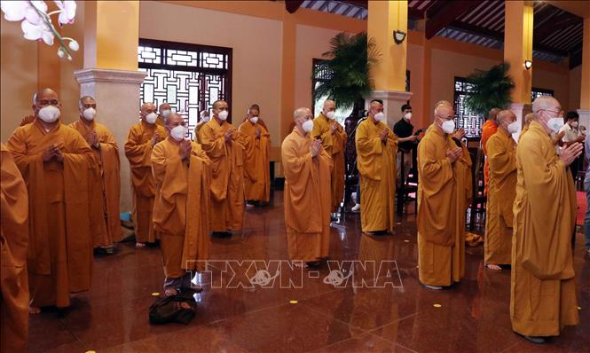 Trong ảnh: Các tôn đức Tăng thành kính tưởng niệm Đức vua- Phật hoàng Trần Nhân Tông. Ảnh: Xuân Khu-TTXVN