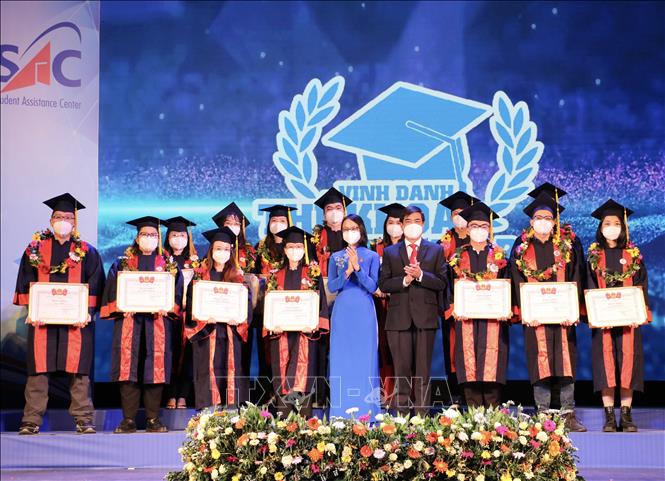 Trong ảnh: Trao Bằng khen cho các sinh viên thủ khoa tốt nghiệp tại các trường Đại học, Cao đẳng, Học viện trên địa bàn thành phố. Ảnh: Hồng Giang - TTXVN