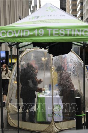 Trong ảnh: Người dân chờ  xét nghiệm COVID-19 tại New York, Mỹ, ngày 2/12/2021. Ảnh: THX/TTXVN