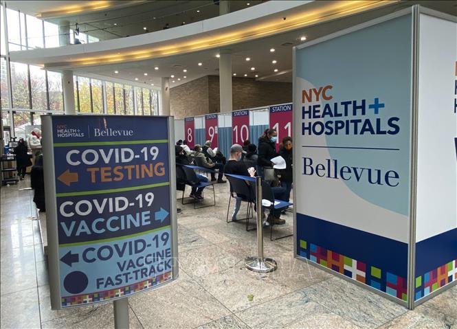 Trong ảnh: Người dân chờ tiêm vaccine ngừa COVID-19 tại New York, Mỹ, ngày 3/12/2021. Ảnh: THX/TTXVN