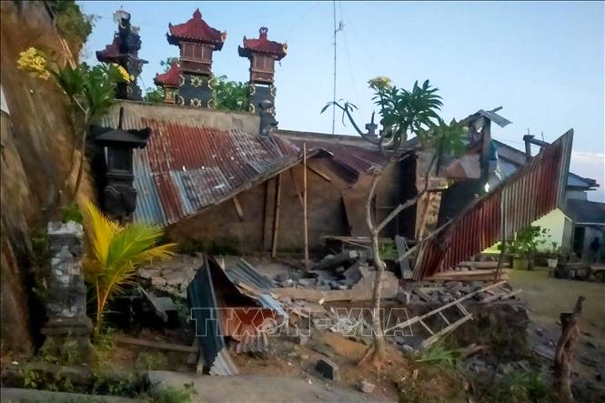 Trong ảnh: (tư liệu) Nhiều ngôi nhà  bị sập trong trận động đất ở Karangasem, trên đảo Bali, Indonesia, ngày 16/10/2021. Ảnh: AFP/TTXVN