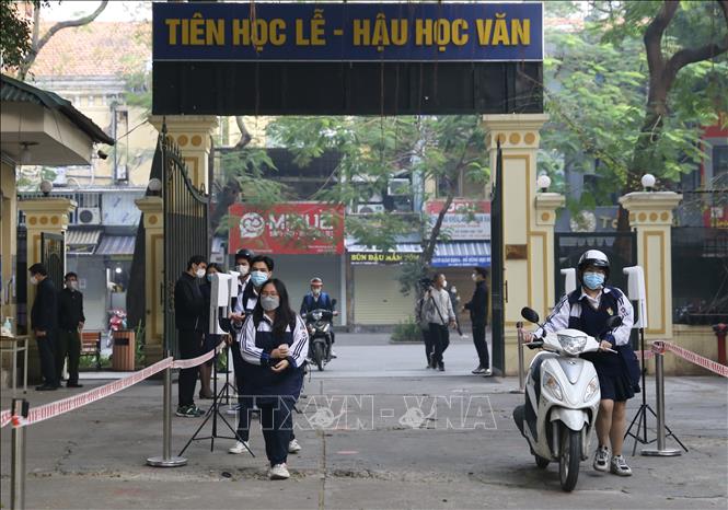 Trong ảnh: Một nửa khối 12 Trường THPT Việt Đức, quận Hoàn Kiếm trở lại học trực tiếp sáng 6/12. Ảnh: Hoàng Hiếu - TTXVN 