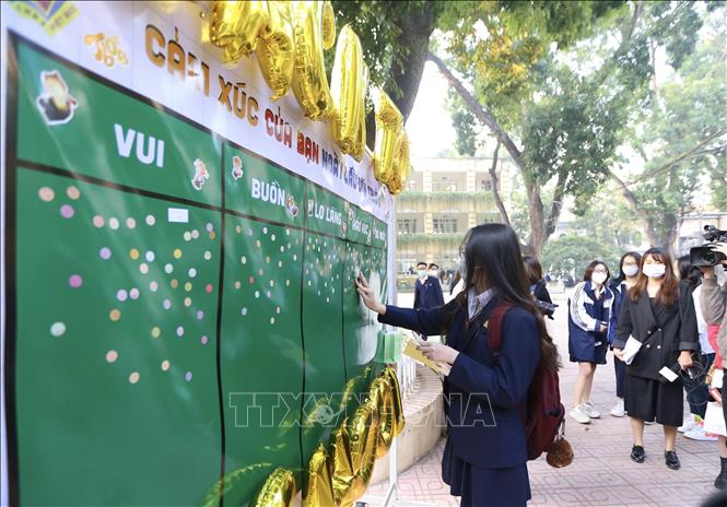 Học sinh khối 12 Trường PTTH Việt Đức, quận Hoàn Kiếm thể hiện cảm xúc lên tấm bảng “Back to School”. Ảnh: Hoàng Hiếu - TTXVN 