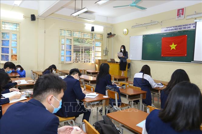 Trong ảnh: Học sinh khối 12 Trường THPT Việt Đức, quận Hoàn Kiếm học trực tiếp trong buổi đầu tiên trở lại trường, sáng 6/12. Ảnh: Hoàng Hiếu - TTXVN 