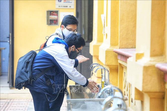 Trong ảnh: Học sinh lớp 12 trường THPT Phan Đình Phùng, quận Ba Đình rửa tay sát khuẩn trước khi vào lớp. Ảnh: Tuấn Anh - TTXVN