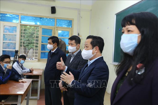 Đoàn công tác kiểm tra tại lớp 12 D6 Trường THPT Việt Đức. Ảnh: Hoàng Hiếu – TTXVN