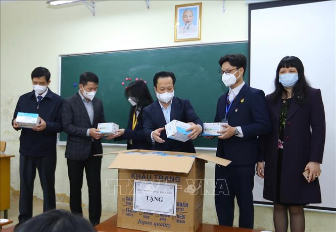 Đoàn công tác tặng khẩu trang cho học sinh lớp 12 D6 Trường THPT Việt Đức. Ảnh: Hoàng Hiếu – TTXVN
