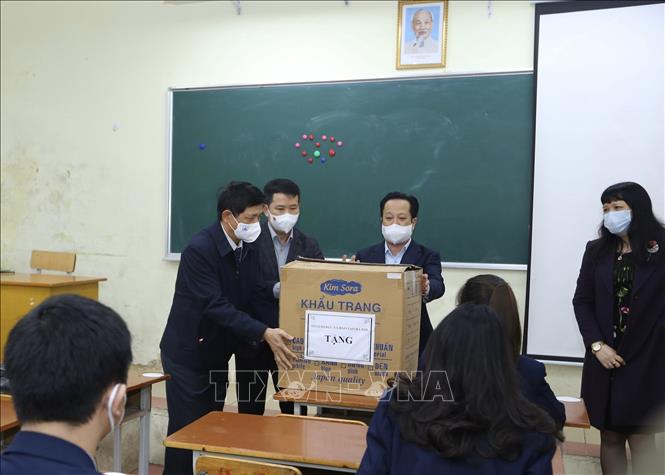 Đoàn công tác tặng khẩu trang cho học sinh lớp 12 D6 Trường THPT Việt Đức. Ảnh: Hoàng Hiếu – TTXVN