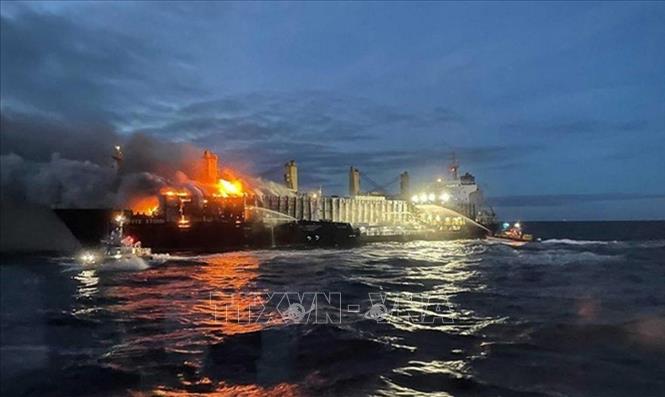 Trong ảnh: Lửa cháy ngùn ngụt trên tàu chở gỗ ngoài khơi khu vực Gothenburg, bờ biển phía Tây Thụy Điển, ngày 5/12/2021. Ảnh: Maritimebulletin/TTXVN