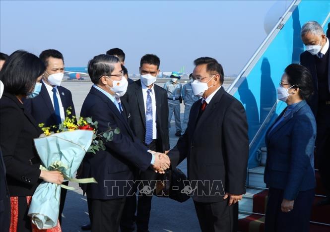 Phó Chủ tịch Quốc hội Nguyễn Đức Hải đón Chủ tịch Quốc hội Lào Saysomphone Phomvihane tại sân bay Quốc tế Nội Bài. Ảnh: Văn Điệp - TTXVN