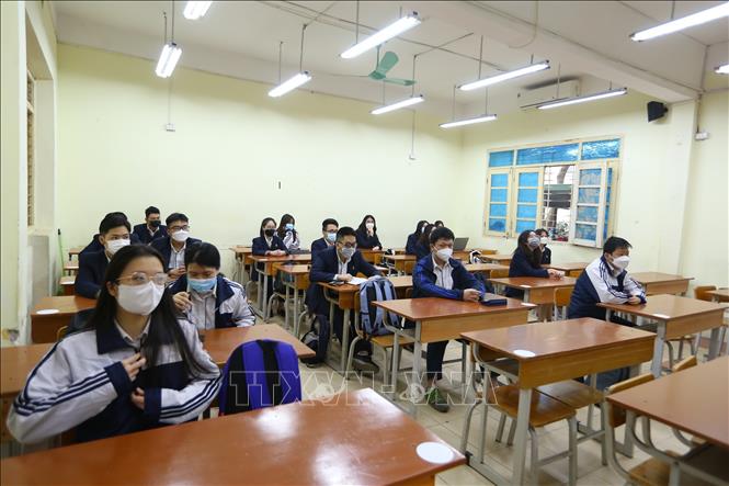 Trong ảnh: Dù đã ngồi giãn cách để phòng dịch COVID-19, nhưng nhiều bàn vẫn trống học sinh (ảnh chụp tại Trường THPT Việt Đức). Ảnh: Hoàng Hiếu - TTXVN 