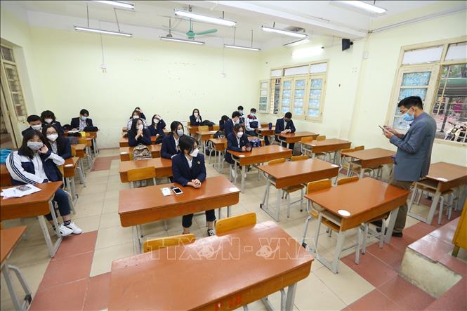 Trong ảnh: Lớp 12A3 vẫn vắng nhiều học sinh trong sáng đầu tiên đi học trực tiếp tại Trường THPT Việt Đức. Ảnh: Hoàng Hiếu - TTXVN 