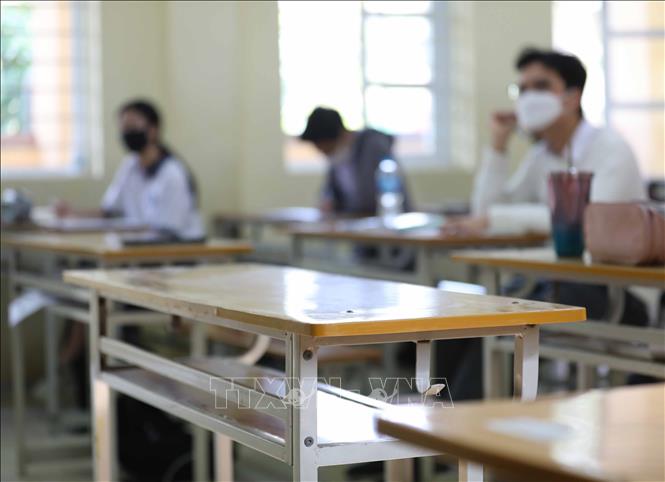 Trong ảnh: Những góc bàn vắng học sinh trong lớp tại trường THPT Yên Hòa, quận Cầu Giấy trong sáng đầu tiên đi học trực tiếp trở lại. Ảnh: Thanh Tùng - TTXVN 