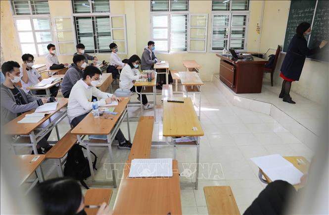 Trong ảnh: Lớp 12 A1, trường THPT Yên Hòa, quận Cầu Giấy vắng 27 học sinh trong sáng đầu tiên đi học trực tiếp trở lại. Ảnh: Thanh Tùng - TTXVN 