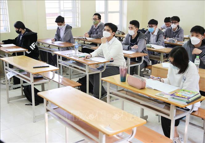 Trong ảnh: Những góc bàn vắng học sinh trong lớp tại trường THPT Yên Hòa, quận Cầu Giấy trong sáng đầu tiên đi học trực tiếp trở lại. Ảnh: Thanh Tùng - TTXVN 