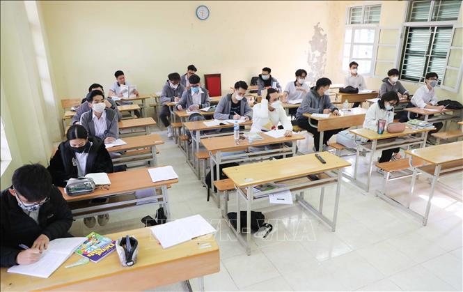 Trong ảnh: Những góc bàn vắng học sinh trong lớp tại trường THPT Yên Hòa, quận Cầu Giấy trong sáng đầu tiên đi học trực tiếp trở lại. Ảnh: Thanh Tùng - TTXVN 