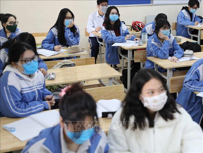Trong ảnh: Những góc bàn vắng học sinh trong lớp tại trường THPT Cầu Giấy, quận Cầu Giấy trong sáng đầu tiên đi học trực tiếp trở lại. Ảnh: Thanh Tùng - TTXVN 