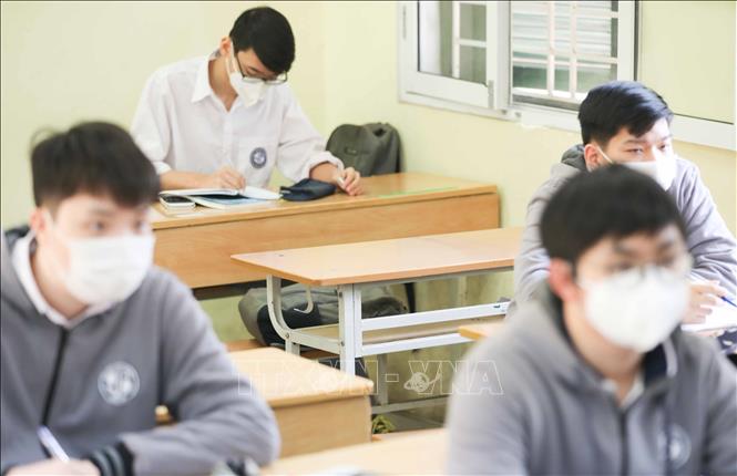 Trong ảnh: Những góc bàn vắng học sinh trong lớp tại trường THPT Yên Hòa, quận Cầu Giấy trong sáng đầu tiên đi học trực tiếp trở lại. Ảnh: Thanh Tùng - TTXVN 