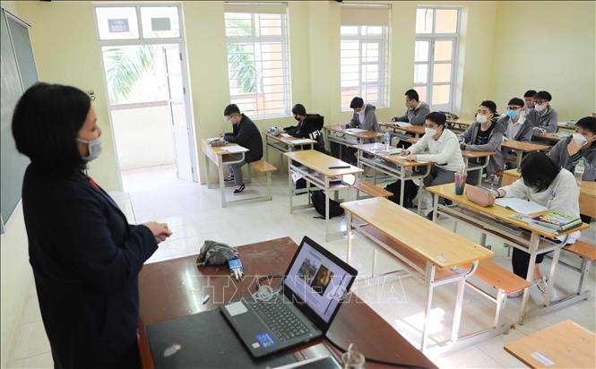 Trong ảnh: Lớp 12 A1, trường THPT Yên Hòa, quận Cầu Giấy vắng 27 học sinh trong sáng đầu tiên đi học trực tiếp trở lại. Ảnh: Thanh Tùng - TTXVN 