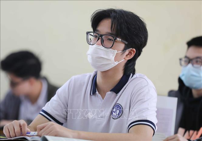 Trong ảnh: Học sinh lớp 12, trường THPT Yên Hòa, quận Cầu Giấy chăm chú nghe giảng khi được tới trường học trực tiếp. Ảnh: Thanh Tùng - TTXVN