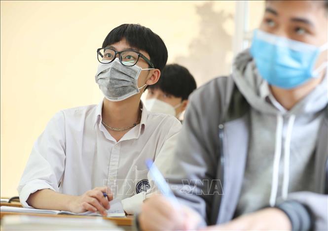 Trong ảnh: Học sinh lớp 12, trường THPT Yên Hòa, quận Cầu Giấy chăm chú nghe giảng khi được tới trường học trực tiếp. Ảnh: Thanh Tùng - TTXVN