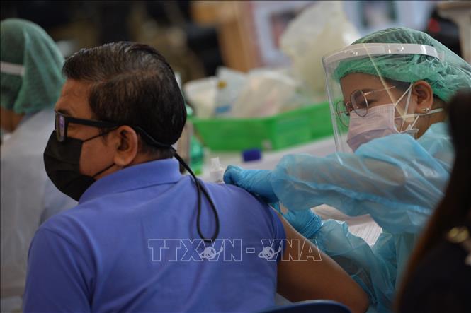 Trong ảnh: Nhân viên y tế tiêm vaccine phòng COVID-19 cho người dân tại Bangkok, Thái Lan, ngày 1/12/2021. Ảnh: THX/ TTXVN